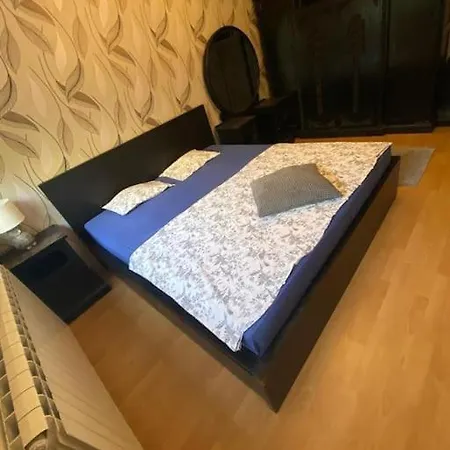 3 Bedroom, 1 Living, 20 Minutes Away From Center. * 부쿠레슈티