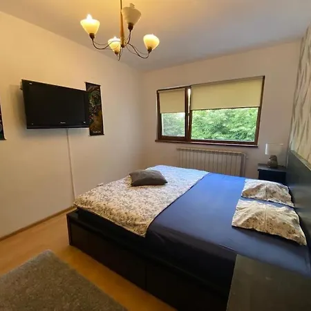 3 Bedroom, 1 Living, 20 Minutes Away From Center. *