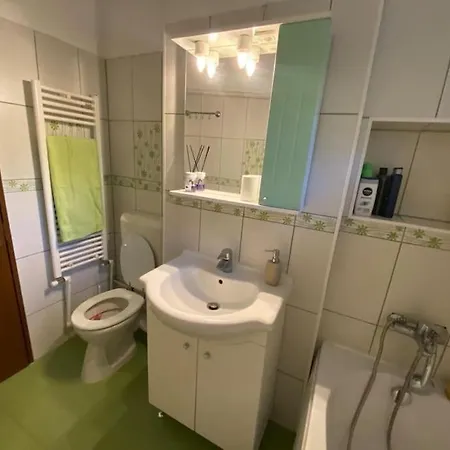 3 Bedroom, 1 Living, 20 Minutes Away From Center. 아파트 부쿠레슈티