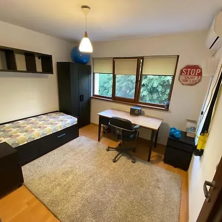 3 Bedroom, 1 Living, 20 Minutes Away From Center. 아파트 *