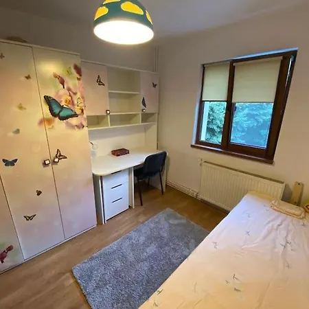 3 Bedroom, 1 Living, 20 Minutes Away From Center. 아파트 *
