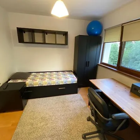 3 Bedroom, 1 Living, 20 Minutes Away From Center.