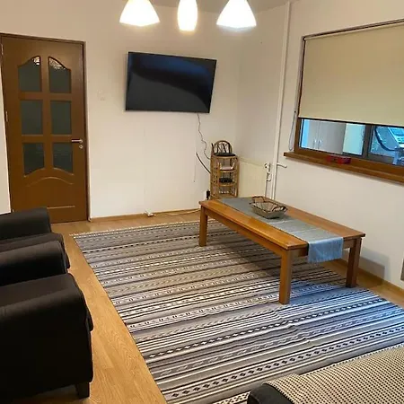 3 Bedroom, 1 Living, 20 Minutes Away From Center. *