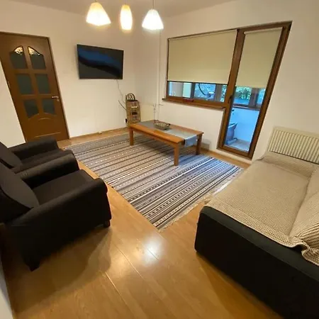3 Bedroom, 1 Living, 20 Minutes Away From Center. 아파트 *
