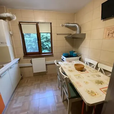 3 Bedroom, 1 Living, 20 Minutes Away From Center. 아파트 부쿠레슈티
