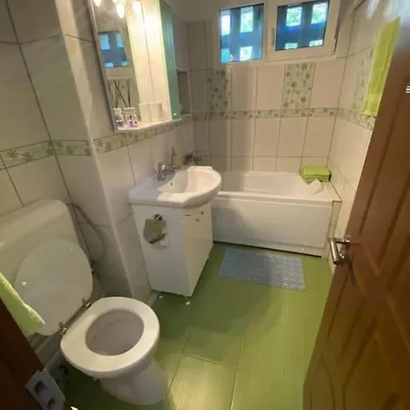 3 Bedroom, 1 Living, 20 Minutes Away From Center.