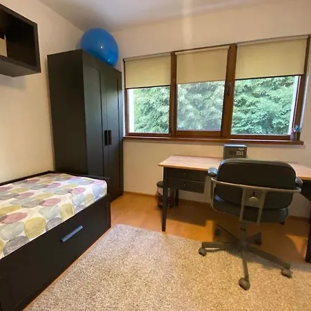 3 Bedroom, 1 Living, 20 Minutes Away From Center.