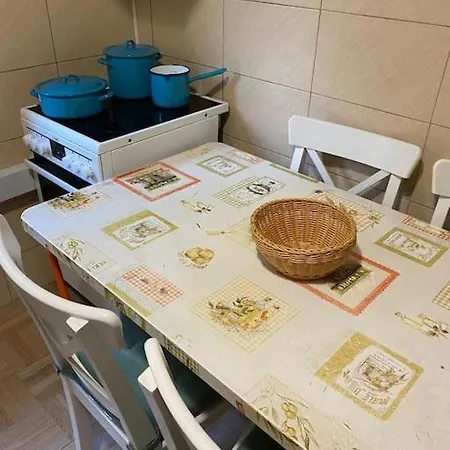 3 Bedroom, 1 Living, 20 Minutes Away From Center. *