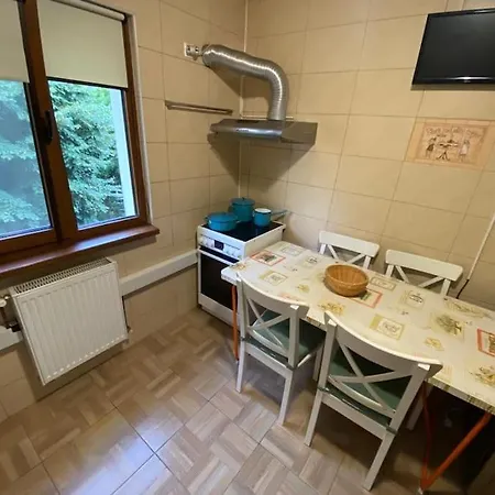 3 Bedroom, 1 Living, 20 Minutes Away From Center. *