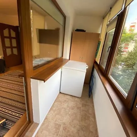 3 Bedroom, 1 Living, 20 Minutes Away From Center.