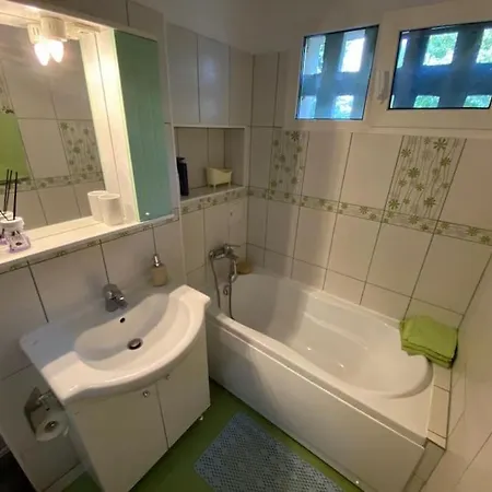 Apartmán 3 Bedroom, 1 Living, 20 Minutes Away From Center. *