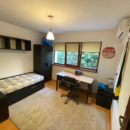 3 Bedroom, 1 Living, 20 Minutes Away From Center. * Bukurešť