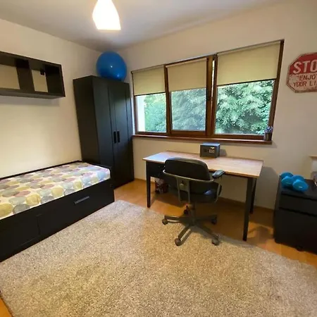3 Bedroom, 1 Living, 20 Minutes Away From Center.