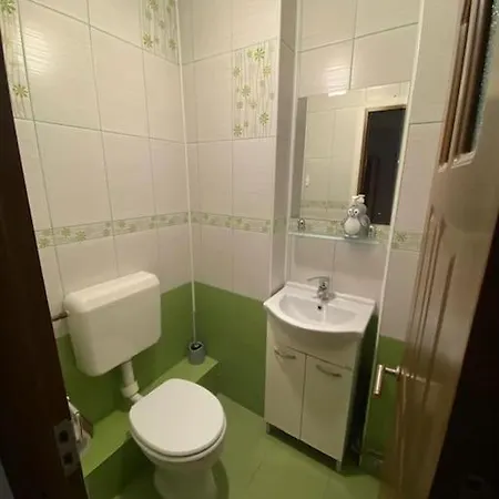 3 Bedroom, 1 Living, 20 Minutes Away From Center.