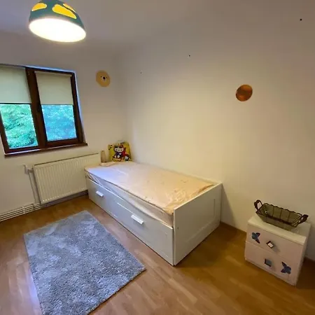 3 Bedroom, 1 Living, 20 Minutes Away From Center.