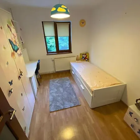 3 Bedroom, 1 Living, 20 Minutes Away From Center. アパート *