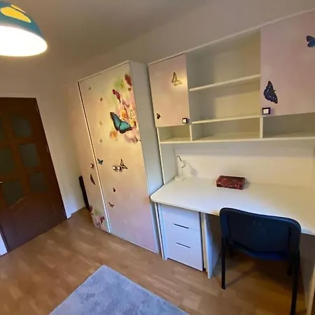 アパート 3 Bedroom, 1 Living, 20 Minutes Away From Center. *