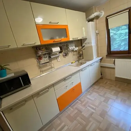 3 Bedroom, 1 Living, 20 Minutes Away From Center. *